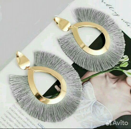 Металлические серьги золотого цвета с серыми нитям