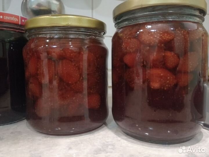 Варенье чёрная смородина, клубника, жимолость