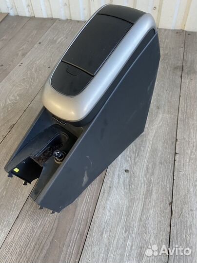 Подлокотник Toyota Auris E150