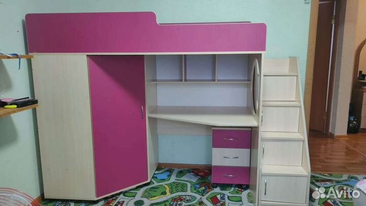 Детская кровать чердак со столом и шкафом