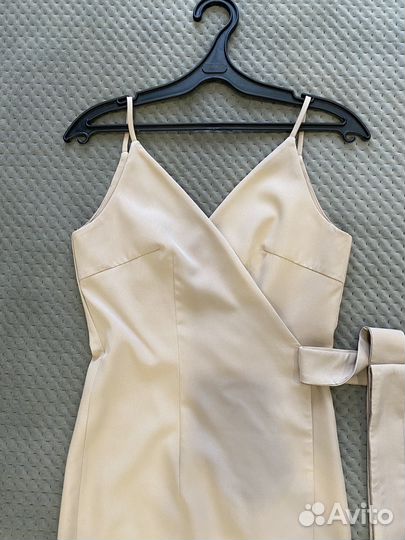 Платье бежевое на запах