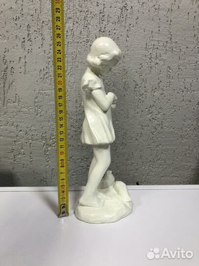 Статуэтка гипс. Девочка кормит голубей. Кунгур