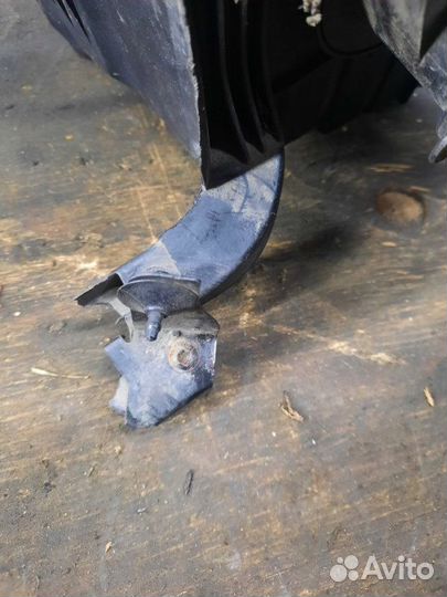 Корпус воздушного фильтра Ford Kuga1 внедорожник