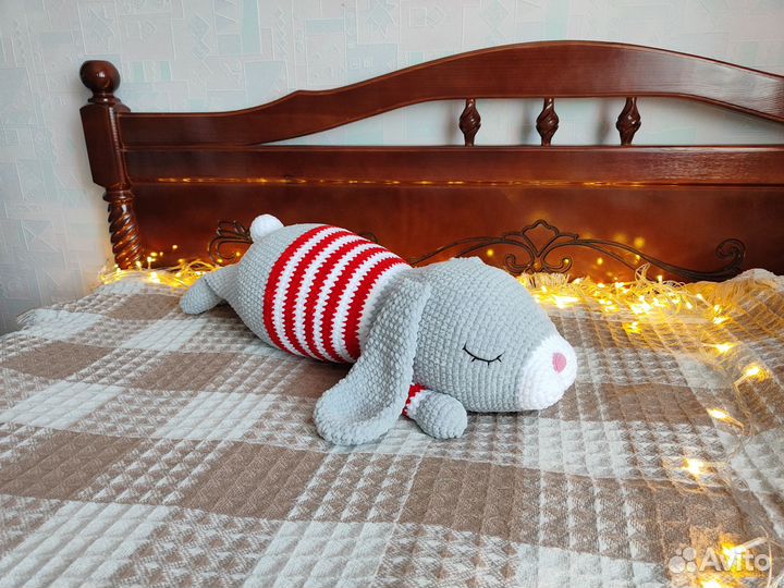 Вязаная плюшевая игрушка подушка Зайка