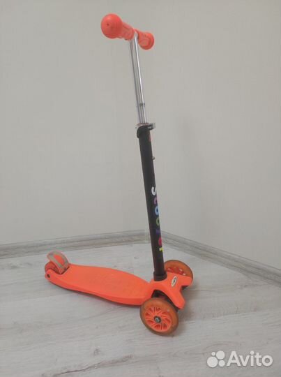 Самокат трехколесный со светящимися колесами