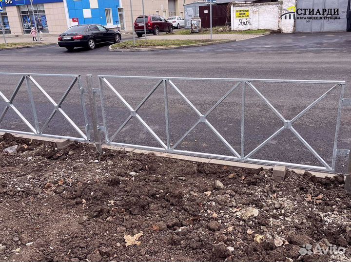 Металлическое пешеходное ограждение