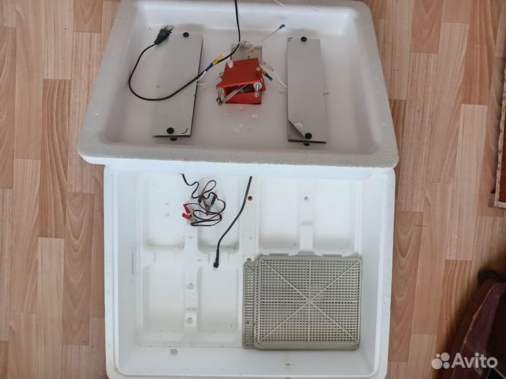 Инкубатор бытовой Несушка, для 77 яиц