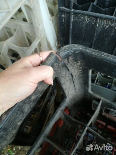 Пластиковые ящики для бутылок с дефектами