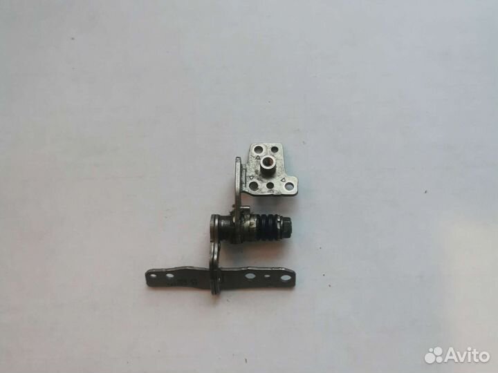 Петля право ноутбука Samsung np300e7a