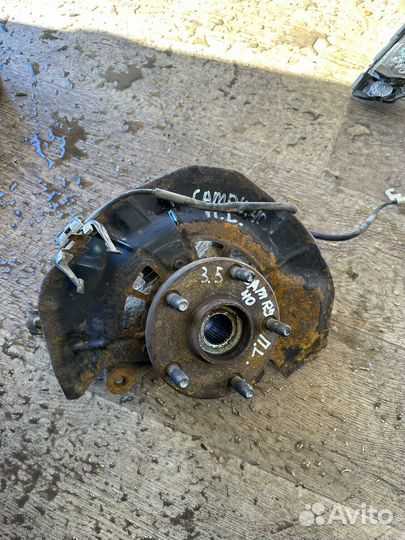 Передний левый поворотный кулак Camry 40 3.5