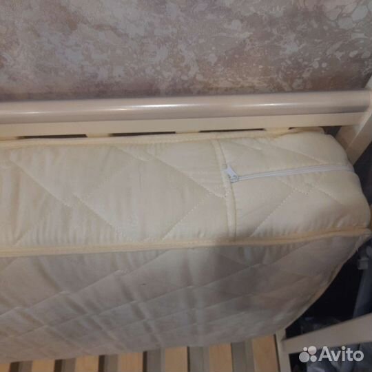 Детская кровать с маятником