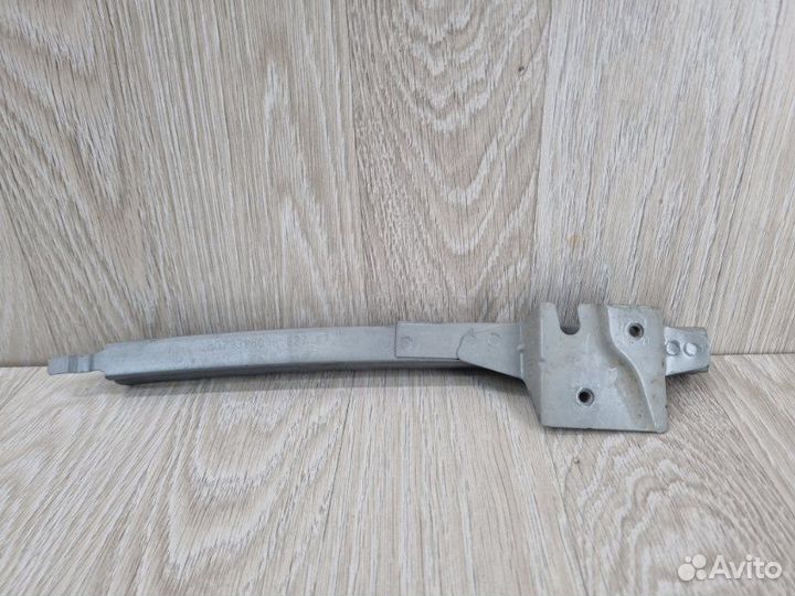 Направляющая стекла двери передняя правая Nissan