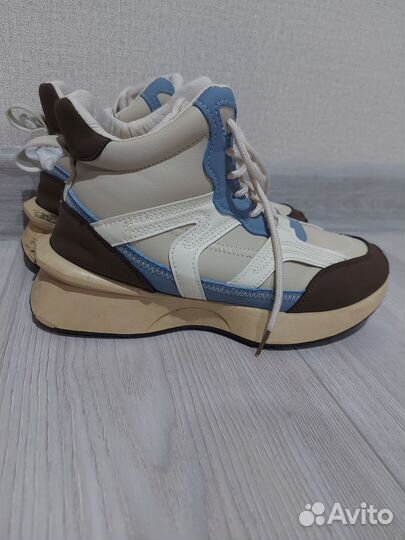 Кроссовки женские