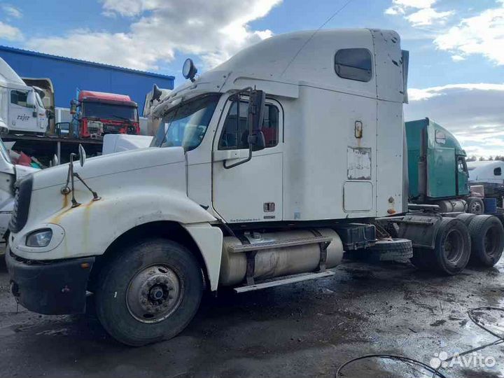 Тягач Freightliner в разбор