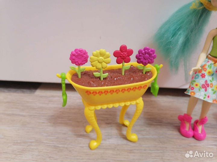 Кукла энчантималс с питомцем и клумбой