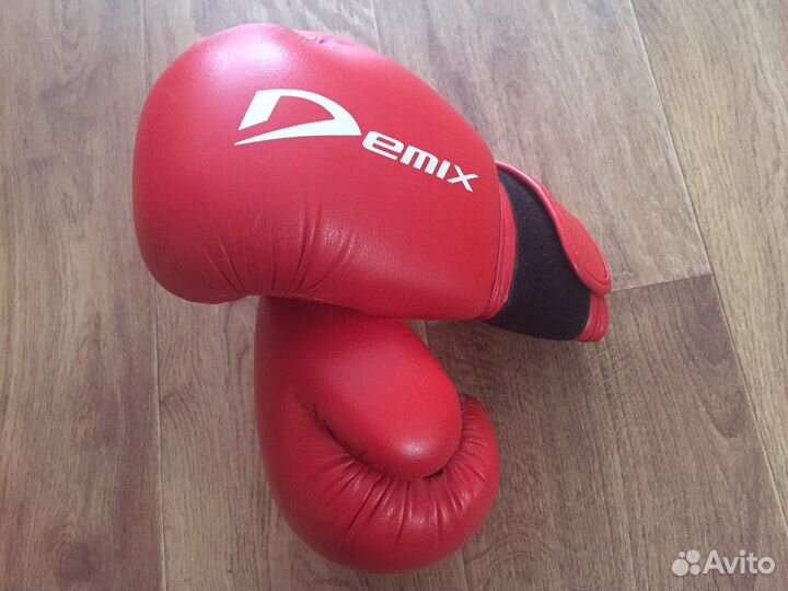 Детские боксерские перчатки и шлем