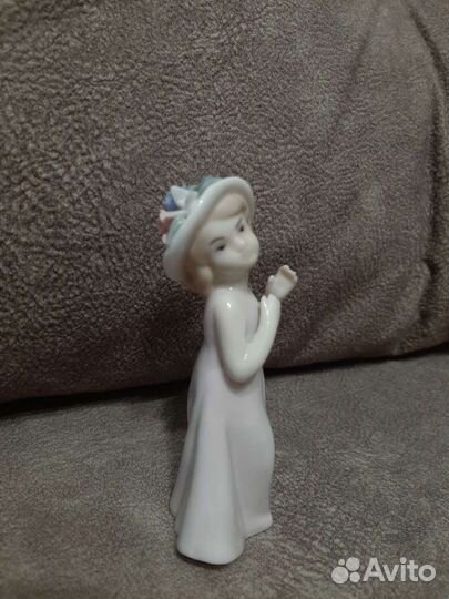 Статуэтка дама в шляпе, Италия