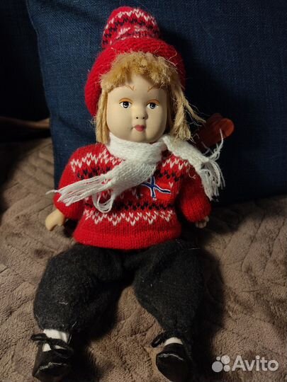 Кукла фарфоровая