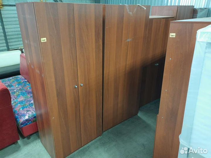 Коричневый офисный шкаф для одежды