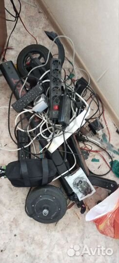 Электроника и самокат разобранный