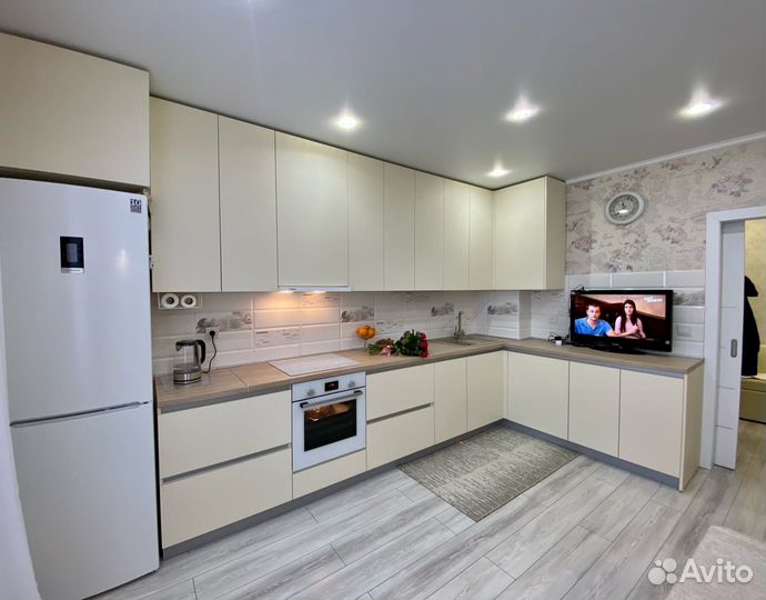 Кухня под потолок из мдф на заказ в Омске