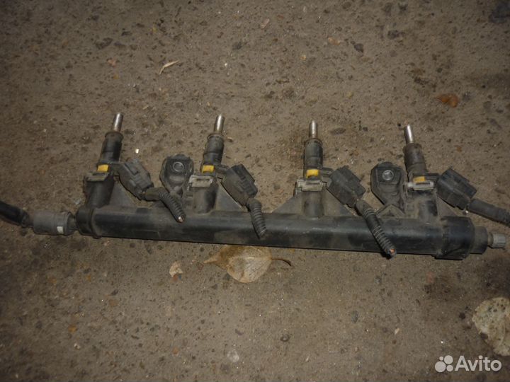 Топливная рампа с форсунками Пежо 308 1.6 ер6