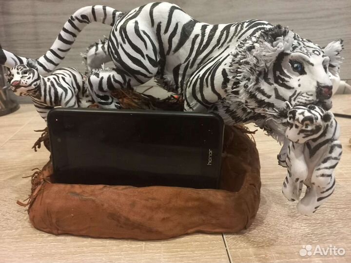 Тигрица. Подставка для телефона