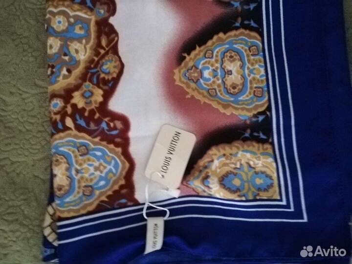 Яркий, красочный платок