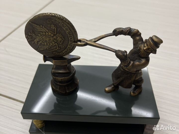 Статуэтка-сувенир мастер (бронза )