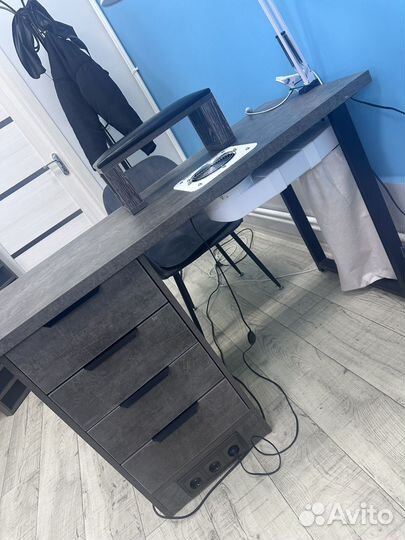 Маникюрный стол с вытяжкой