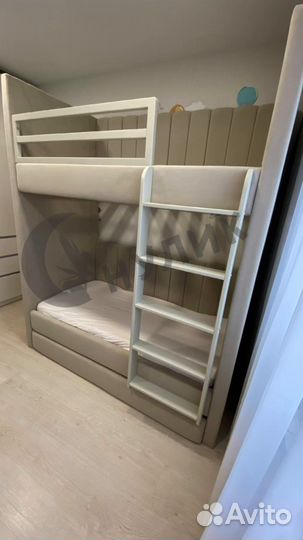 Двухъярусная кровать с мягкими спинками
