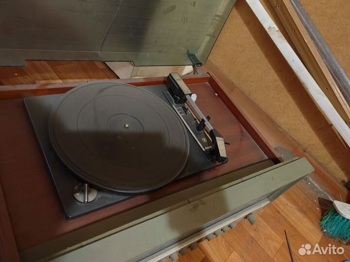 Проигрыватель виниловых пластинок и пластинки