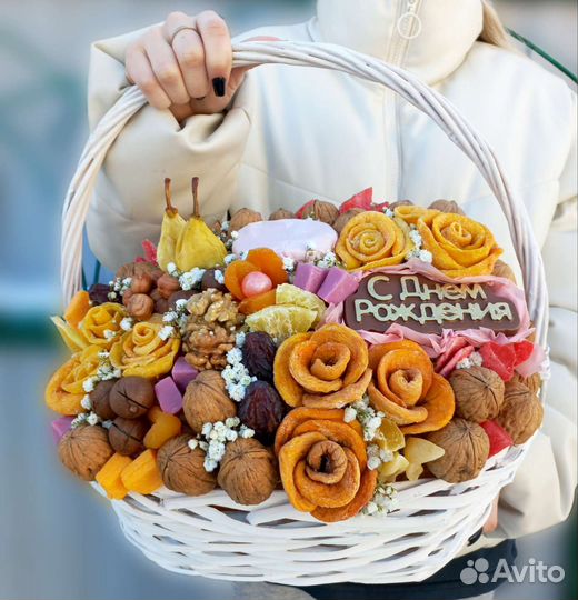 Букет в корзине из сухофруктов и орешков