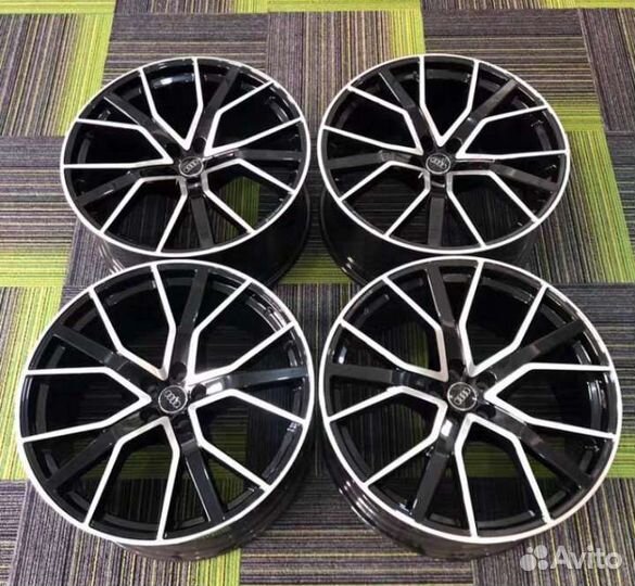 Комплект оригинальных дисков audi q7,q8 r22