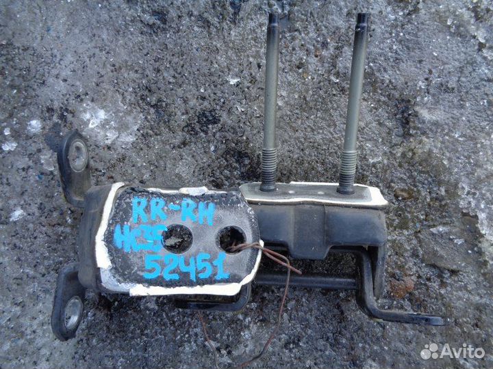 Петля двери задняя правая Nissan Laurel HC35