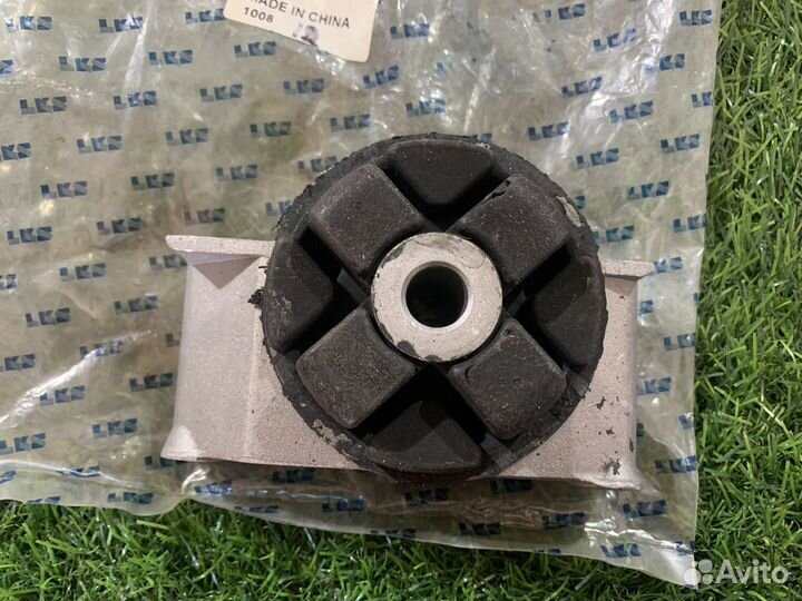 Опора кпп Audi 80 B3