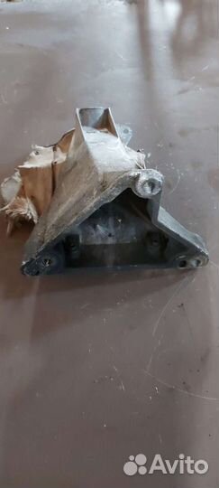 Кронштейн двигателя на Volkswagen Passat B5