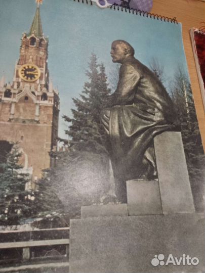 Календари, портреты с Лениным и пластинки