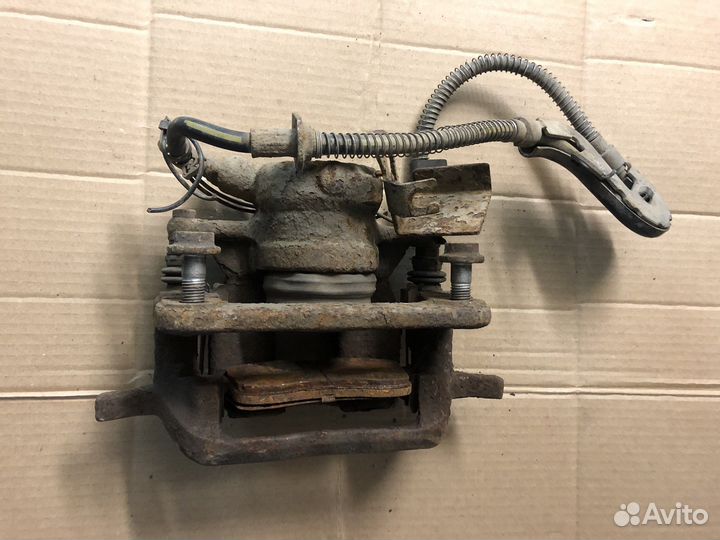 Суппорт передний левый Peugeot 407