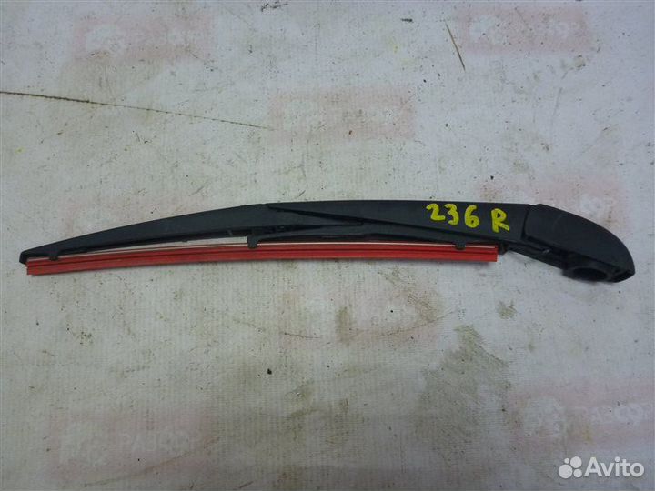 Поводок стеклоочистителя задний Toyota Rav4 ACA30