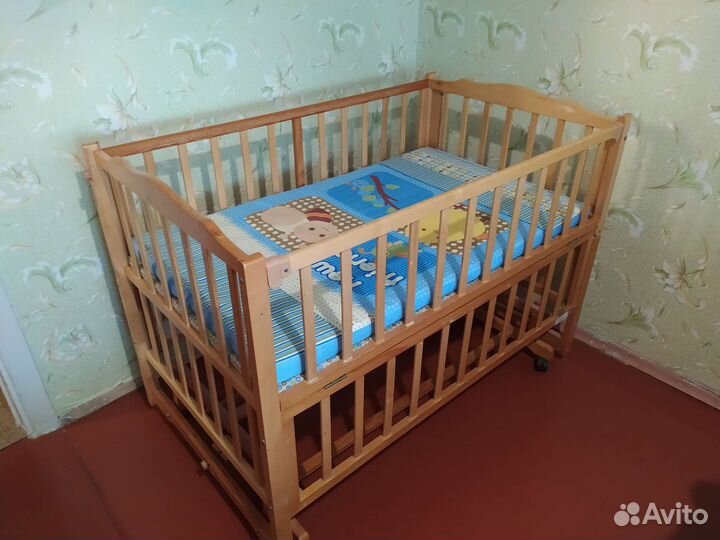 Детская кроватка с маятником