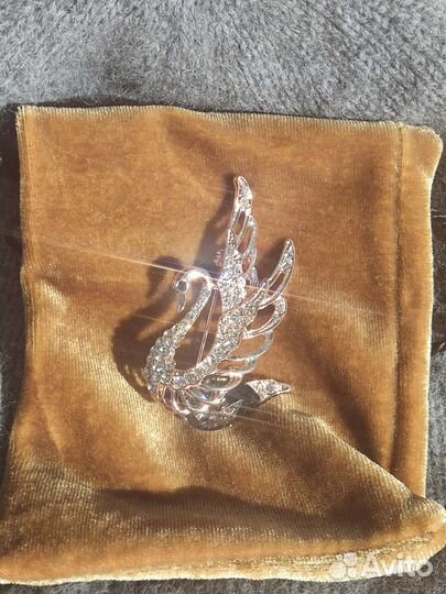 Брошь лебедь с чёрным камнем