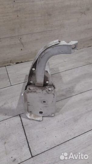 Кронштейн переднего усилителя правый Audi С 2011