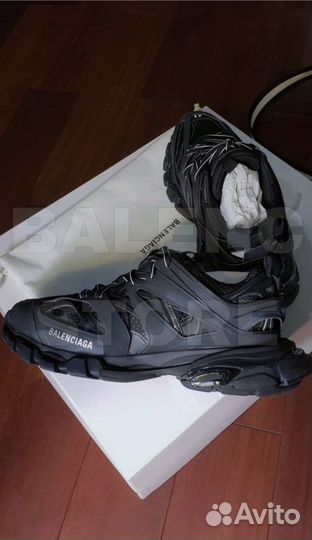 Кроссовки balenciaga track 1 black на руках