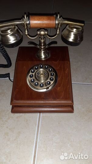 Стационарный телефон в стиле ретро
