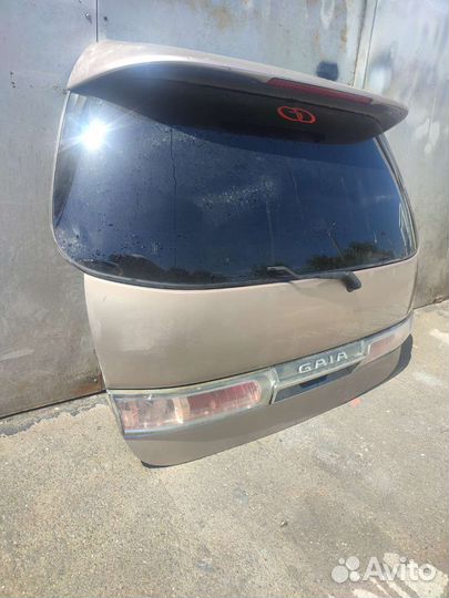 Крышка багажника toyota gaia