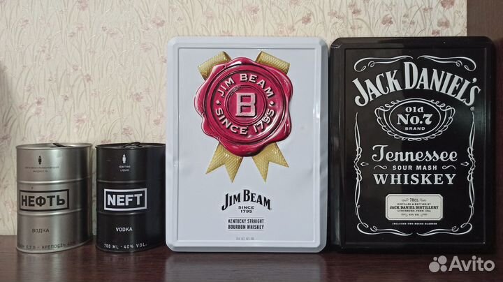 Металлические коробки, банки