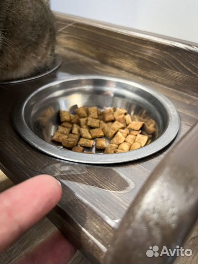 Подставка с мисками для животных из дерева