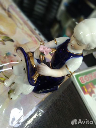 Статуэтка фарфор девочка с собачкой