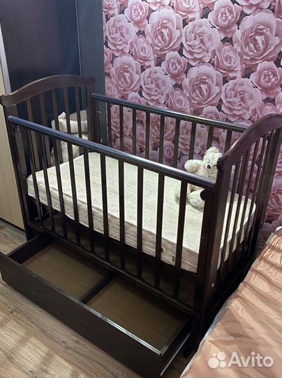 Детская кроватка с маятником